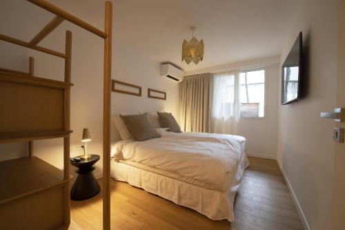 une chambre avec un lit et une fenêtre dans l'établissement LE PATIO D'ALÉSIA, à Paris