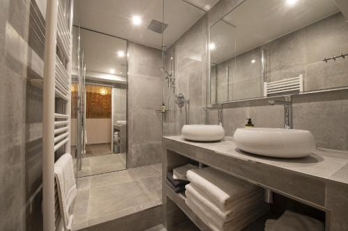 une salle de bain avec un lavabo et un miroir dans l'établissement LE PATIO D'ALÉSIA, à Paris