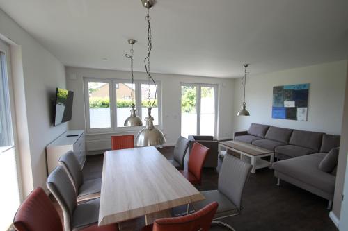 una sala de estar con una mesa y un sofá en 1360- Annina 1, en Dahme