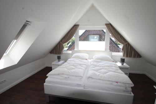 1 dormitorio con 1 cama blanca en el ático en 1390- Annina 4, en Dahme