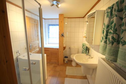un baño con lavabo e inodoro en 5085 - Haus Groß, en Dahme