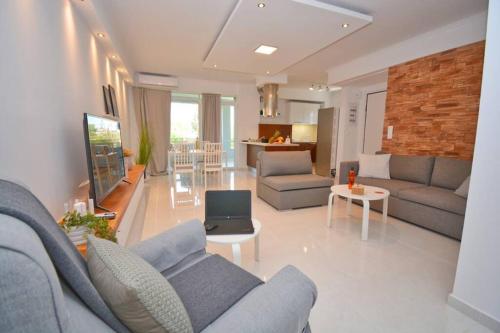 Potamos Deluxe White Apartment