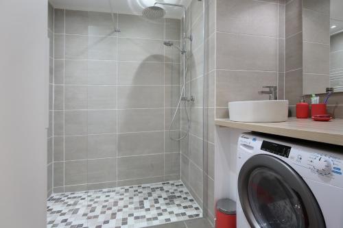 eine Dusche im Bad mit einer Waschmaschine in der Unterkunft expat renting - Les Oustalous - Piscine - Parking in Toulouse
