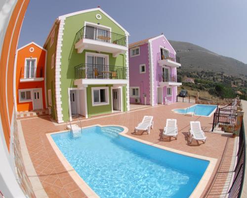 Mema's Apartment في آيا إيفييميا: اطلالة على منزل مع مسبح