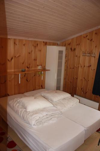 Postel nebo postele na pokoji v ubytování Bustad Hyttetun