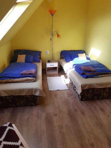 1 dormitorio con 3 camas en una habitación en Nárcisz apartman, en Gyula