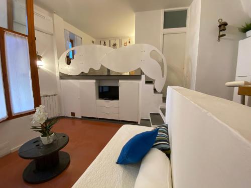 a living room with a couch and a table at La Verde di Vernazza - Art Studio - AC&WiFi - Vernazzarentals in Vernazza