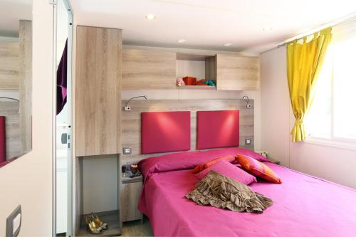 Un pat sau paturi într-o cameră la Casa Mobile - Cisano San Vito ****