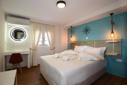 Tempat tidur dalam kamar di Deck2 Syros Premium Apartments