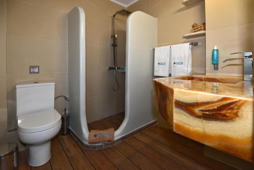 Koupelna v ubytování Deck2 Syros Premium Apartments
