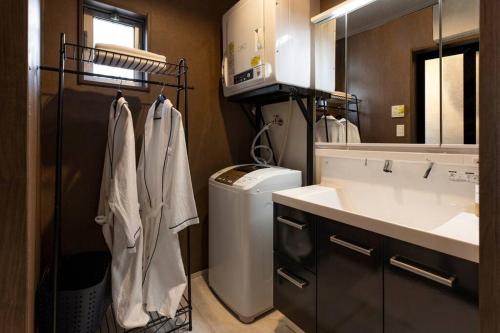 Ванна кімната в Vacation Rental Motobu Grande BBQ機材完備の新築ヴィラ！！