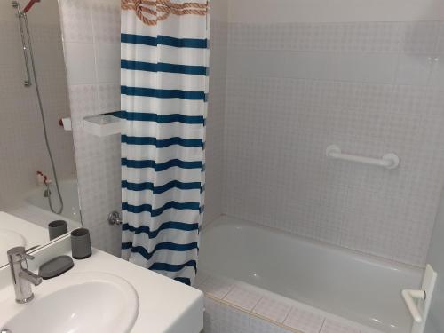 Phòng tắm tại Appartement 1ère ligne très belle vue mer Rochelongue Cap d'Agde