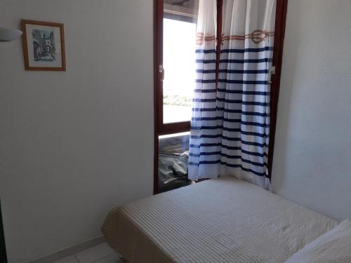 - une petite chambre avec une fenêtre et un lit dans l'établissement Appartement 1ère ligne très belle vue mer Rochelongue Cap d'Agde, au Cap d'Agde