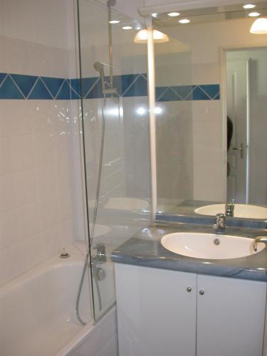 une salle de bain avec une baignoire, un lavabo et une douche dans l'établissement Le Hameau du Moulin, à Montignac