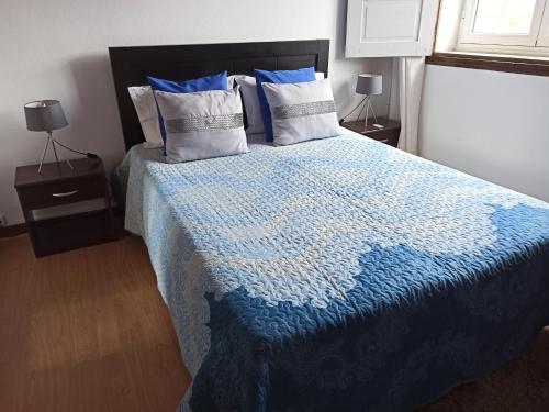 アロウカにあるCasa da Granjaのベッドルーム(枕付きの青と白のベッド1台付)