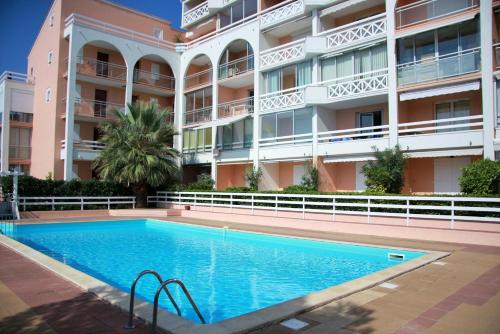 une piscine devant un immeuble dans l'établissement Studio Mezzanine, Residence avec piscine, à Sète