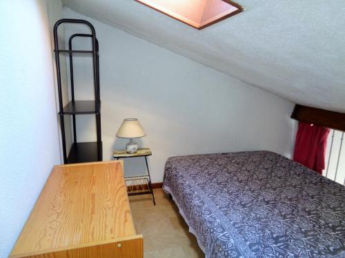- une petite chambre avec un lit et une lampe dans l'établissement Studio Mezzanine, Residence avec piscine, à Sète