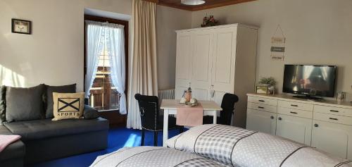 ロイタッシュにあるHotel Gasthof Gaistalのベッドとテーブルとテレビのある寝室