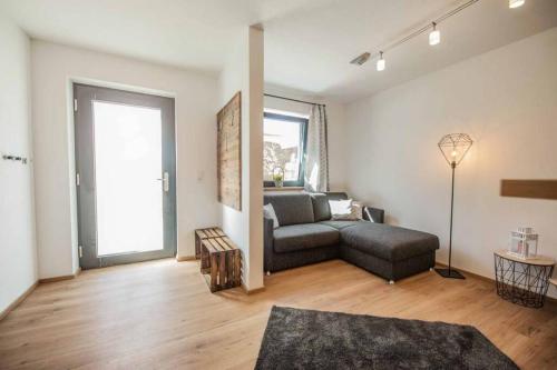 un soggiorno con divano e finestra di Ferienwohnung Alpenland - schönes, neues Apartment a Neustift im Stubaital