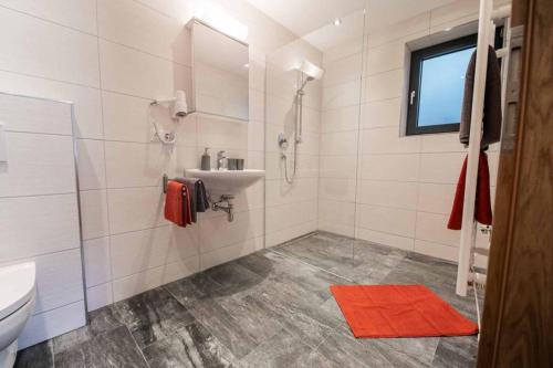 łazienka z umywalką, toaletą i prysznicem w obiekcie Ferienwohnung Alpenland - schönes, neues Apartment w Neustift im Stubaital