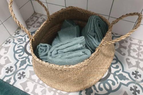a basket filled with towels sitting on a floor at CONTRASTES RIBEIRA SACRA in Monforte de Lemos