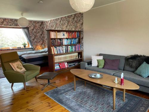 a living room with a couch and a table at Retro bolig - fyldt med hygge! Ingen luksus in Kolind