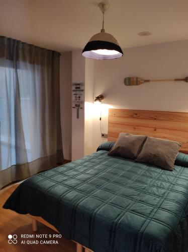 Un pat sau paturi într-o cameră la Malpica Nordic Home