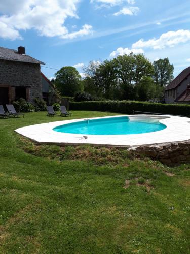 basen na środku podwórza w obiekcie Chez Nathalie Et Jean Claude w mieście Saint-Marc-à-Frongier