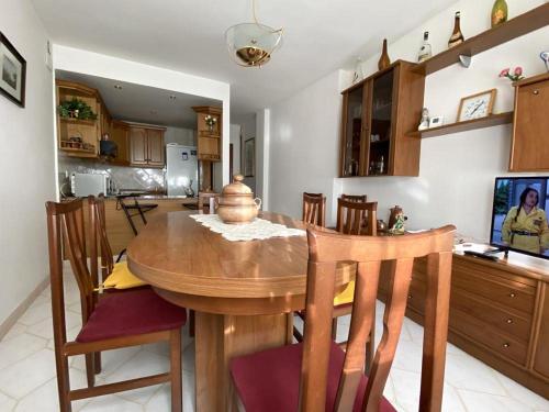 CastelserásにあるCasa La Royaのキッチン、ダイニングルーム(木製のテーブルと椅子付)