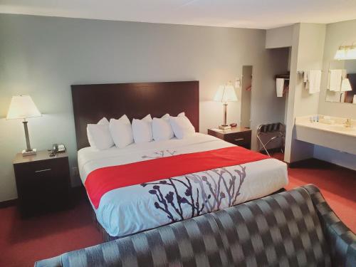 Un pat sau paturi într-o cameră la Blackstone Lodge and Suites