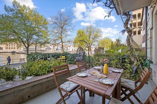 True Basel - Zentral I Terrasse mit Rheinblick