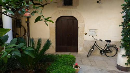 ein Fahrrad, das vor einer Tür geparkt ist in der Unterkunft Palazzo Rossi suite in Canosa di Puglia