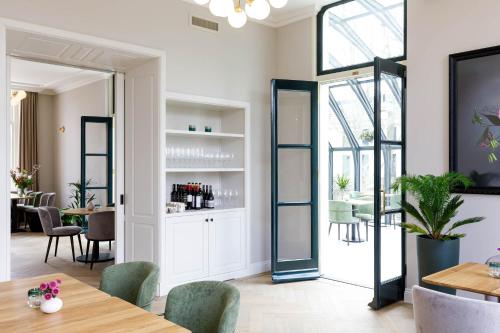 a dining room with a table and chairs at Hotel Flora Batava in Breukelen
