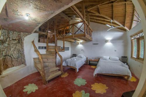 a bedroom with a bed and a staircase in a room at Paraiso Caño Hondo in Los Guineos Perdidos