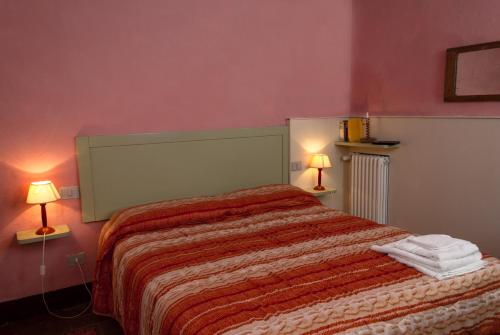 Postel nebo postele na pokoji v ubytování La Rocca delle Pigne