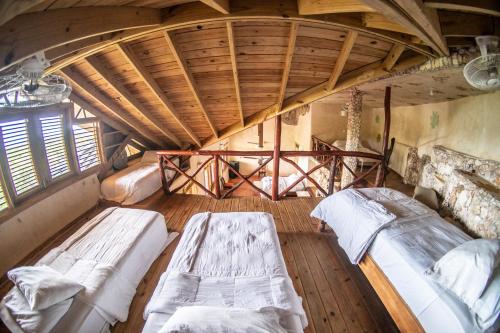 two beds in the middle of a room at Paraiso Caño Hondo in Los Guineos Perdidos