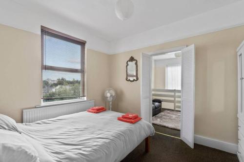 Un dormitorio con una cama con almohadas rojas. en Amherst Lodge., en Plymouth