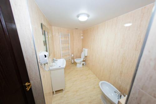 ein kleines Bad mit WC und Waschbecken in der Unterkunft Casa Câmpulungeană in Câmpulung Moldovenesc