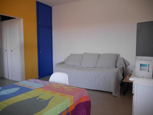 um quarto com uma cama com um cobertor colorido em Palau Maisonettes em Palau