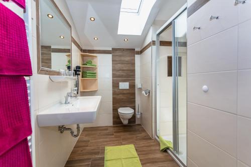 La salle de bains est pourvue d'un lavabo et de toilettes. dans l'établissement Biobauernhof Aslgut, à Bad Hofgastein