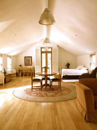 The Loft في جوهانسبرغ: غرفة معيشة مع طاولة وكراسي وسرير