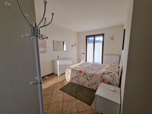 um pequeno quarto com uma cama e uma casa de banho em Francesca's home em Bardolino