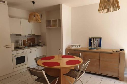 cocina con mesa y sillas en Appartement fonctionnel hauteurs de Collioure, en Collioure