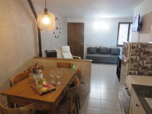 kuchnia i salon ze stołem i kieliszkami do wina w obiekcie Marta's house w mieście Prebernardo