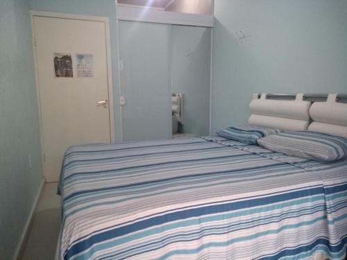 Giường trong phòng chung tại Cantinho da tia Sandra Suite azul