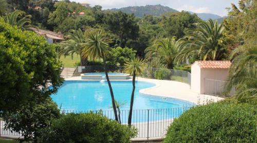 Bazén v ubytování Favone Mini Villa Playa del Oro nebo v jeho okolí