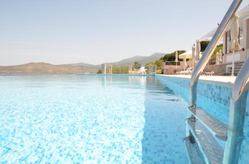 The swimming pool at or close to Birds Bay Resort