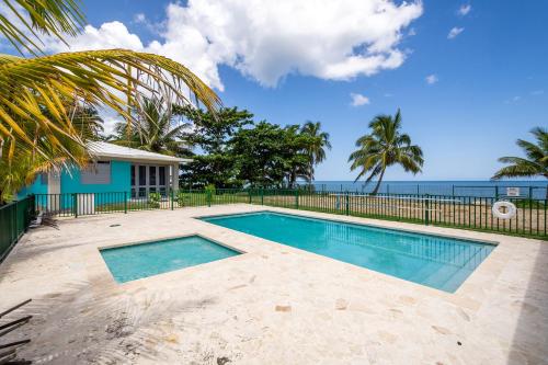 - une piscine avec l'océan en arrière-plan dans l'établissement Villas at Aguada Sea Beach, à Aguada