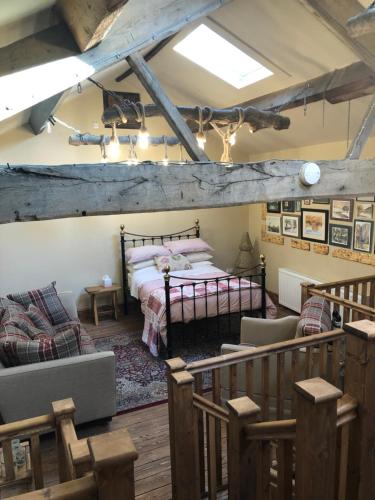ein Schlafzimmer mit einem Bett und einem Sofa in einem Zimmer in der Unterkunft Lane House Farm in Todmorden