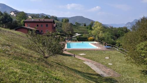 ein Haus auf einem Hügel mit Pool in der Unterkunft Garda Lake Dana Home in Salò